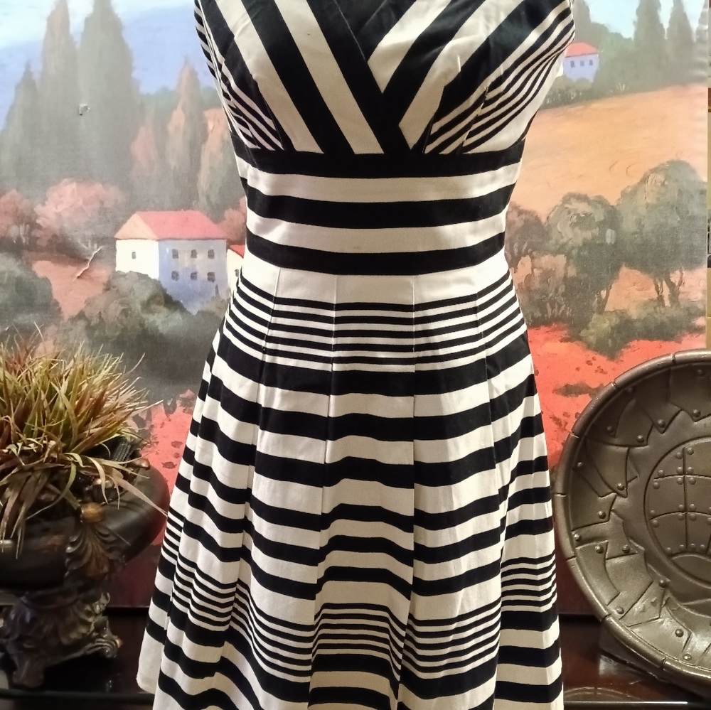 White House Black Market pleated v-neck midi - Picture 2 of 5